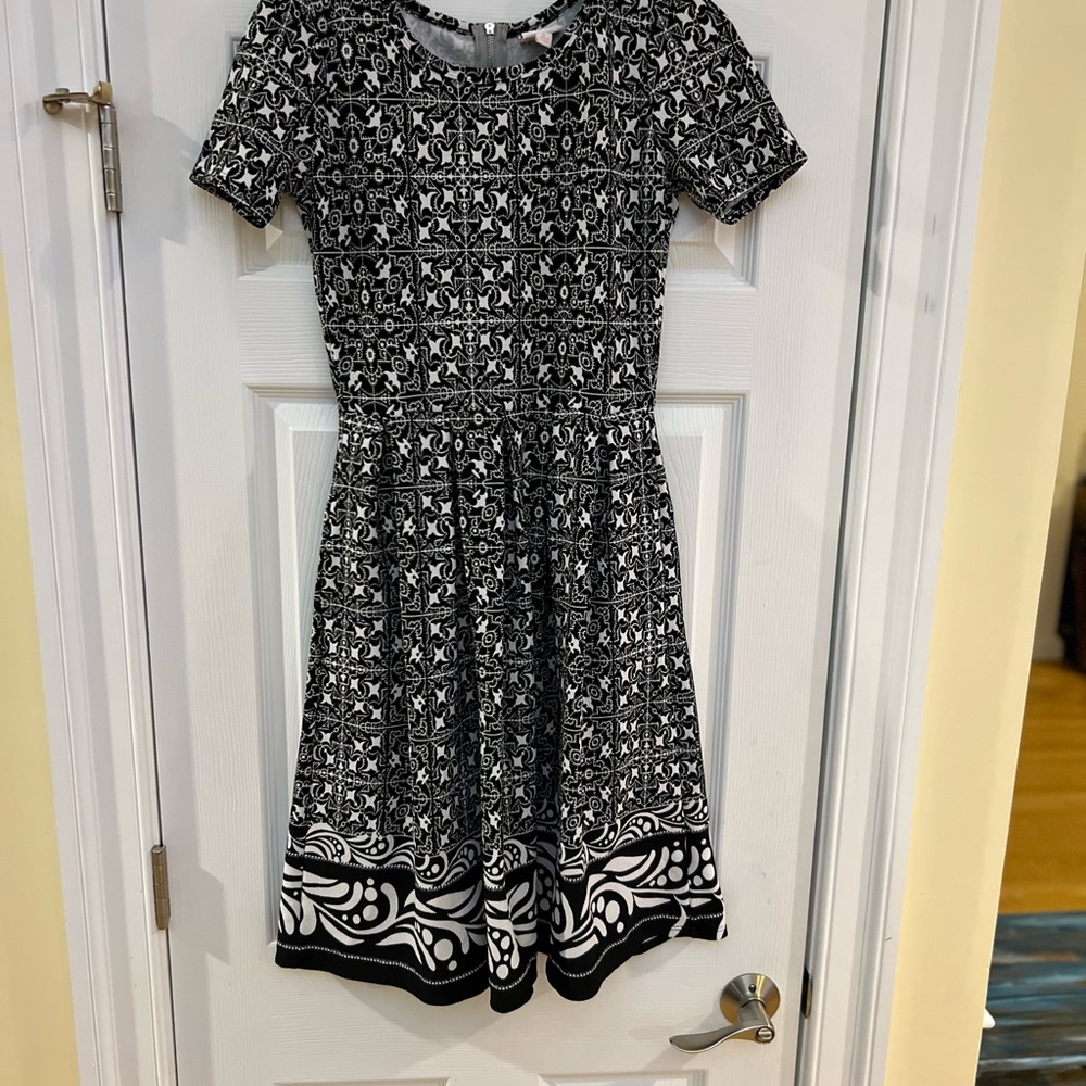 Ladies Size Small "LuLaRoe" Black and White Geometric Midi Dress GUC ❤️